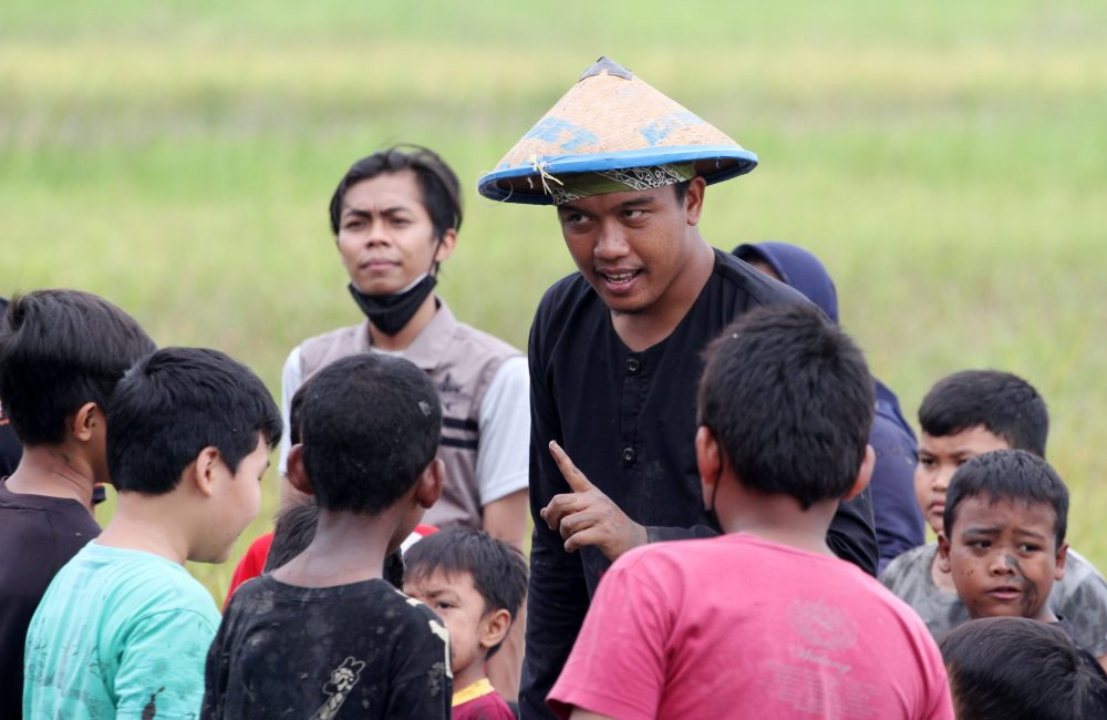 EKO- Pendiri Kampung Lali Gadget (KLG) Achmad Irfandi memberikan pengarahan kepada anak-anak peserta festival tanah dan air di Dusun Bendet Wonoayu kemarin (5-12)-1